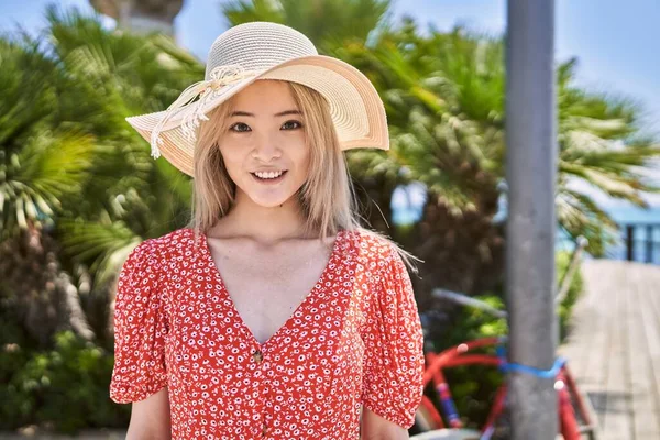 Jong Chinees Meisje Glimlachen Gelukkig Dragen Zomer Hoed Promenade — Stockfoto