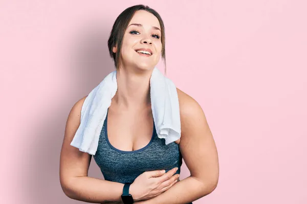 Spor Kıyafetleri Havlu Giyen Genç Spanyol Kız Gülümseyerek Kahkahalarla Gülüyor — Stok fotoğraf