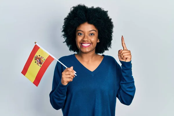 Jeune Femme Afro Américaine Tenant Drapeau Espagne Souriant Avec Une — Photo
