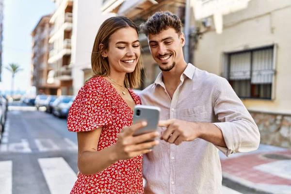 Young Hispanic Couple Smiling Happy Using Smartphone City — Stockfoto