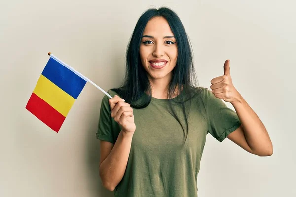 Jong Hispanic Meisje Met Romania Vlag Glimlachen Gelukkig Positief Duim — Stockfoto