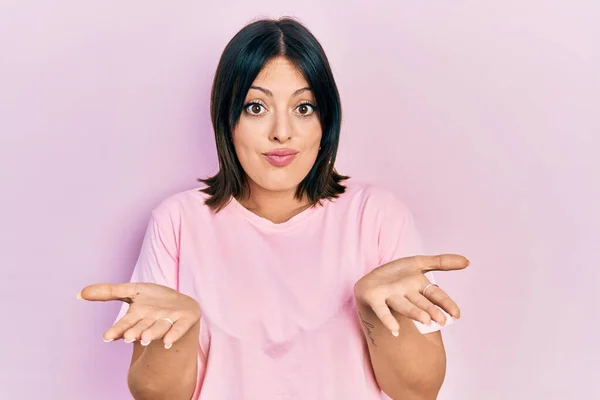Mulher Hispânica Jovem Vestindo Casual Camiseta Rosa Sem Noção Expressão — Fotografia de Stock