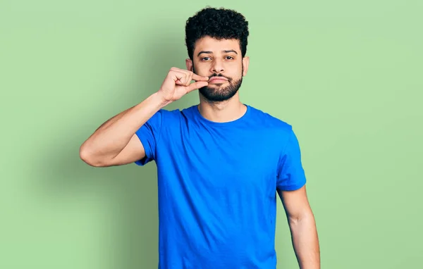 Ung Arab Man Med Skägg Bär Casual Blå Shirt Mun — Stockfoto