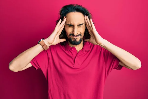 Ung Latinamerikansk Man Klädd Vardagskläder Med Hand Huvudet Huvudvärk Grund — Stockfoto