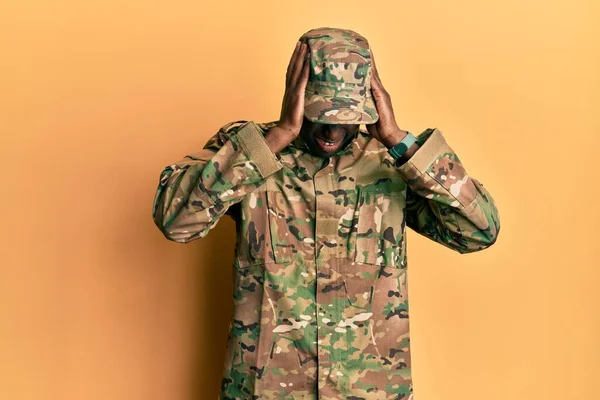 Fiatal Afro Amerikai Férfi Katonai Egyenruhát Visel Szenved Fejfájás Kétségbeesett — Stock Fotó