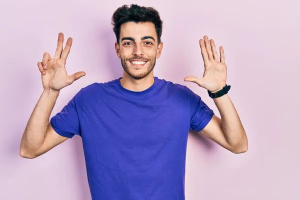 Joven Hombre Hispano Vistiendo Camiseta Casual Mostrando Señalando Con Los —  Fotos de Stock