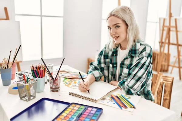 Ung Konstnär Student Flicka Ler Glad Målning Sitter Skrivbordet Konst — Stockfoto