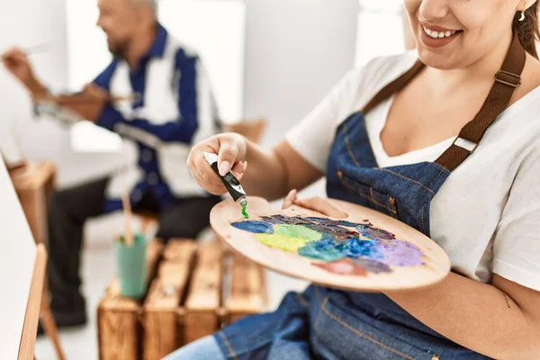 Młoda Artystka Kobieta Starszy Malarz Pracowni Sztuki Malowanie Płótnie Zbliżenie — Zdjęcie stockowe
