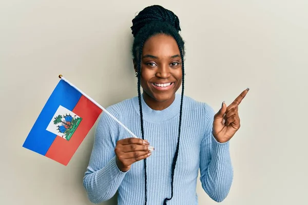 Afrikai Amerikai Fonott Hajjal Kezében Haiti Zászló Mosolyogva Boldog Rámutatva — Stock Fotó
