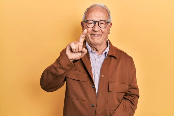 Hombre Mayor Con Pelo Gris Usando Chaqueta Casual Gafas Mostrando —  Fotos de Stock