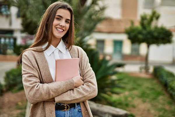 Junge Hispanische Studentin Lächelt Glücklich Und Hält Buch Der Hand — Stockfoto