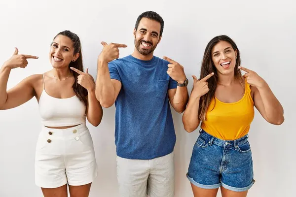 Grupp Unga Latinamerikaner Står Över Isolerad Bakgrund Leende Glad Visar — Stockfoto