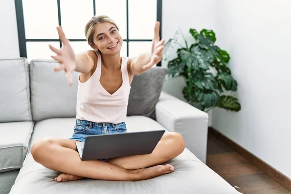 Jonge Blonde Vrouw Met Laptop Thuis Zittend Bank Kijkend Naar — Stockfoto