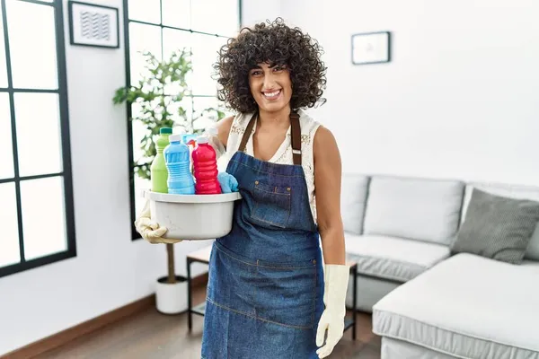 Jovem Mulher Oriente Médio Sorrindo Confiante Segurando Produtos Limpeza Casa — Fotografia de Stock