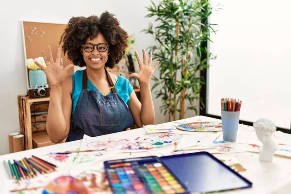 Beautiful African American Woman Afro Hair Painting Art Studio Showing — Stock Photo, Image