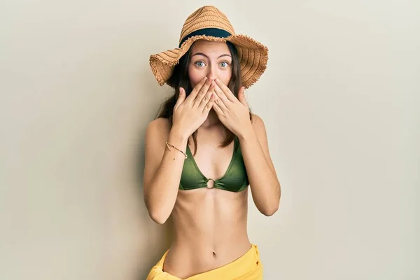 Junge Brünette Frau Bikini Schockiert Mund Mit Händen Für Fehler — Stockfoto