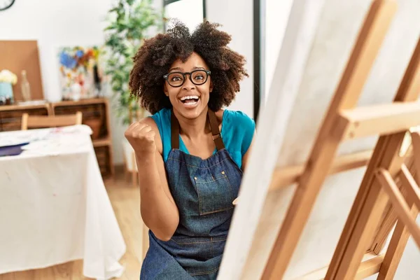 Güzel Afro Saçlı Amerikalı Kadın Sanat Stüdyosundaki Tuvali Boyuyor Gururla — Stok fotoğraf