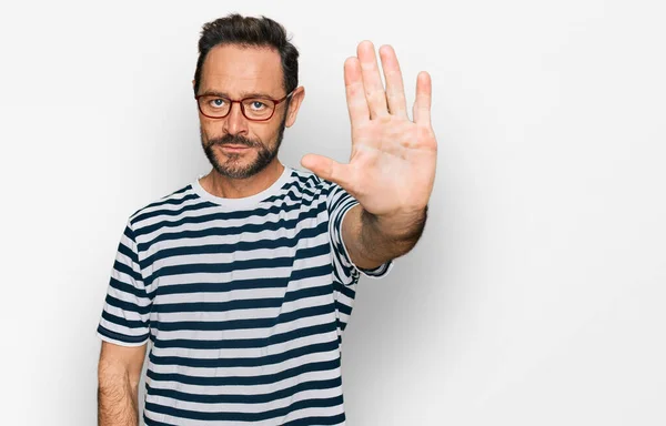 Hombre Mediana Edad Vistiendo Ropa Casual Gafas Haciendo Dejar Cantar — Foto de Stock