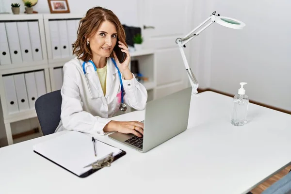 Femme Hispanique Moyen Âge Portant Uniforme Médecin Parlant Sur Smartphone — Photo