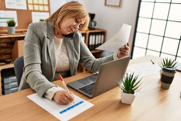 Donna Affari Mezza Età Che Lavora Con Computer Portatile Parla — Foto Stock