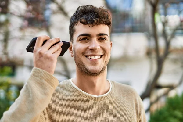 Genç Spanyol Adam Şehirdeki Akıllı Telefonu Kullanarak Sesli Mesaj Dinliyor — Stok fotoğraf