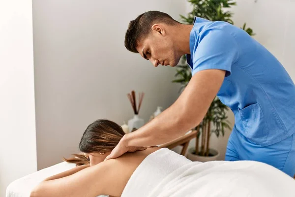 Sjukgymnast Gör Massage Till Kvinna Skönhetscentret — Stockfoto