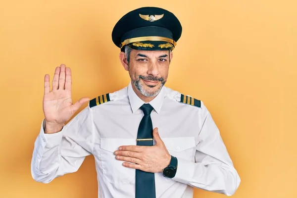 Schöner Mann Mittleren Alters Mit Grauen Haaren Flugzeugpilotenuniform Der Mit — Stockfoto