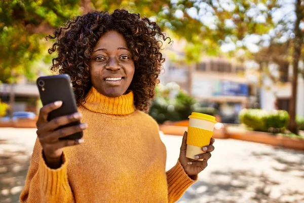 Afričanky Americká Žena Pomocí Smartphone Pití Kávy Parku — Stock fotografie