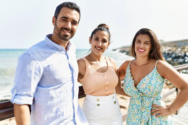 Три Молодых Латиноамериканских Друга Улыбаются Счастливо Обнимаются Пляже — стоковое фото