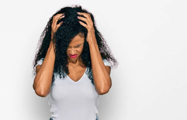 Medelålders Afrikansk Amerikansk Kvinna Bär Casual Vit Tröja Lider Huvudvärk — Stockfoto