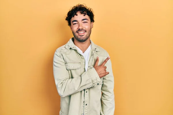 Joven Hombre Hispano Vistiendo Ropa Casual Alegre Con Una Sonrisa — Foto de Stock