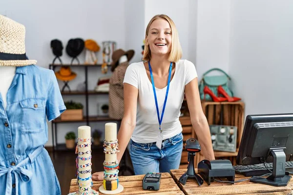 Jonge Blonde Vrouw Glimlachen Zelfverzekerd Werken Kleding Winkel — Stockfoto