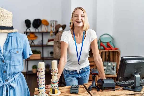 Giovane Donna Bionda Sorridente Fiduciosa Lavorare Negozio Abbigliamento — Foto Stock