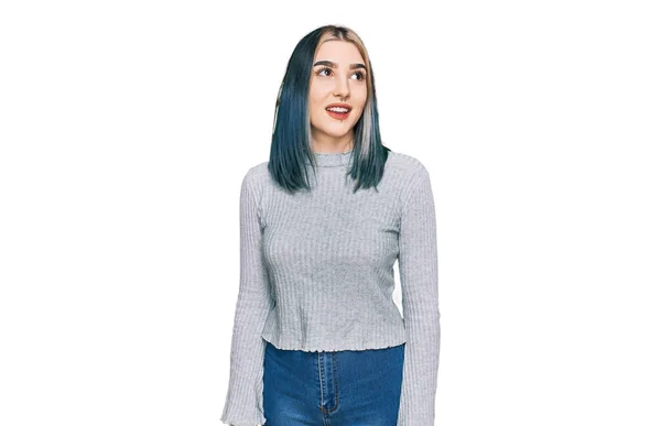Joven Chica Moderna Con Suéter Casual Mirando Hacia Lado Con —  Fotos de Stock