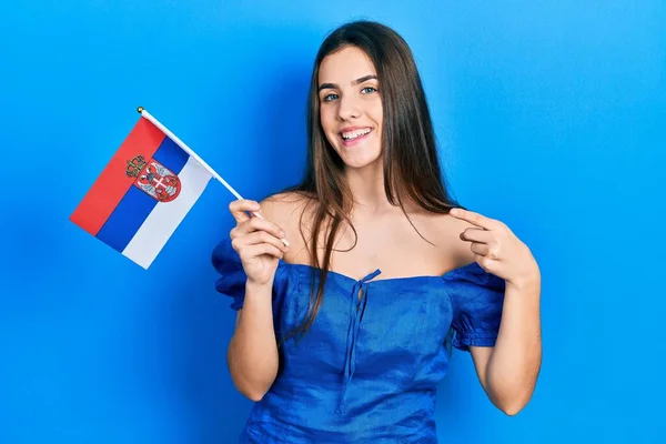 Sırtında Sırp Bayrağı Taşıyan Genç Esmer Kız Mutlu Bir Şekilde — Stok fotoğraf