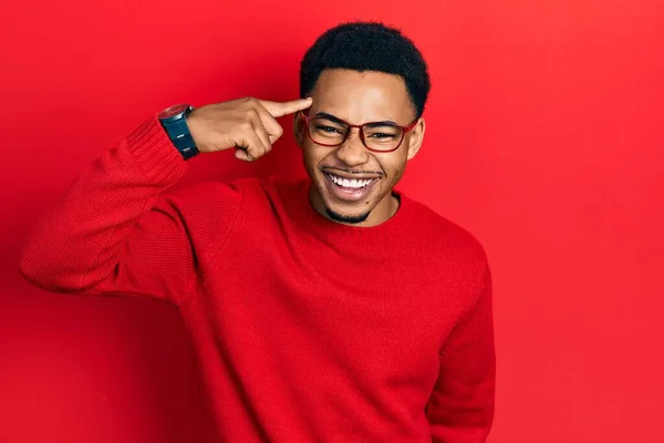 Young African American Man Pointing Head Finger Smiling Laughing Hard — Stock Photo, Image