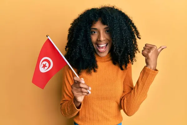 Afrikansk Amerikansk Kvinna Med Afro Hår Håller Kalkon Flagga Pekar — Stockfoto