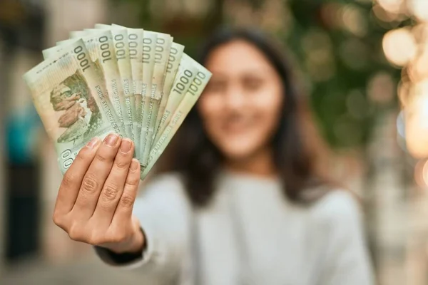 Fiatal Közel Keleti Lány Mosolyog Boldog Gazdaság Chilei Peso Bankjegyek — Stock Fotó