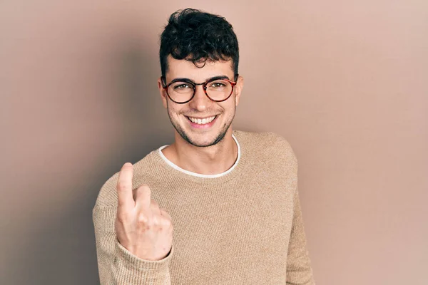 Jovem Hispânico Vestindo Roupas Casuais Óculos Acenando Vir Aqui Gesto — Fotografia de Stock