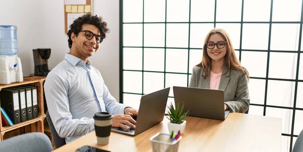 Twee Zakenmensen Die Blij Zijn Met Hun Werk Kantoor — Stockfoto