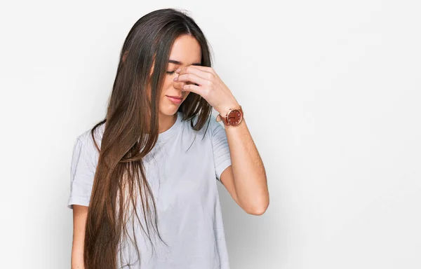 Ein Junges Hispanisches Mädchen Lässigem Weißem Shirt Reibt Sich Müde — Stockfoto