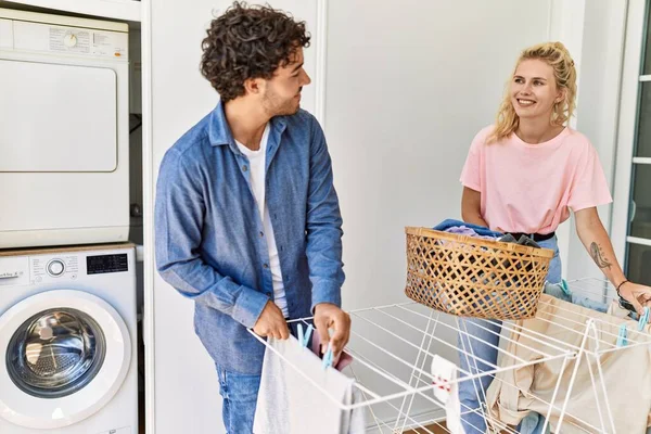 Unga Par Ler Glada Vårda Kläder Klädstreck Hemma — Stockfoto