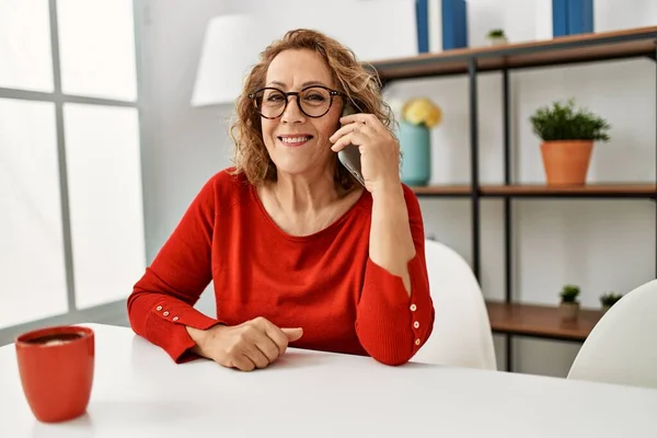 Orta Yaşlı Beyaz Kadın Akıllı Telefonla Konuşuyor Evdeki Kanepede Oturup — Stok fotoğraf