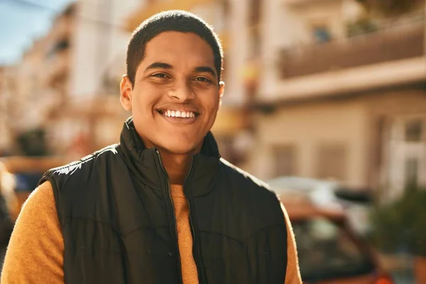 Молодий Латинський Чоловік Усміхається Щасливий Стоячи Місті — стокове фото