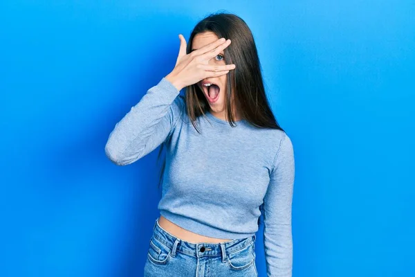 Junge Brünette Teenager Lässigem Pullover Die Schockiert Gesicht Und Augen — Stockfoto
