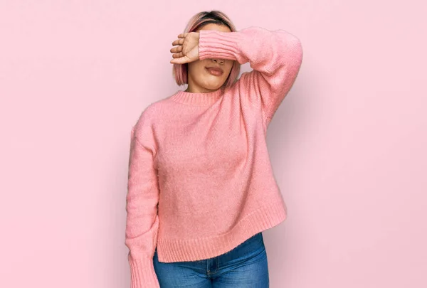 Hispanic Woman Pink Hair Wearing Casual Winter Sweater Covering Eyes — Stock Photo, Image