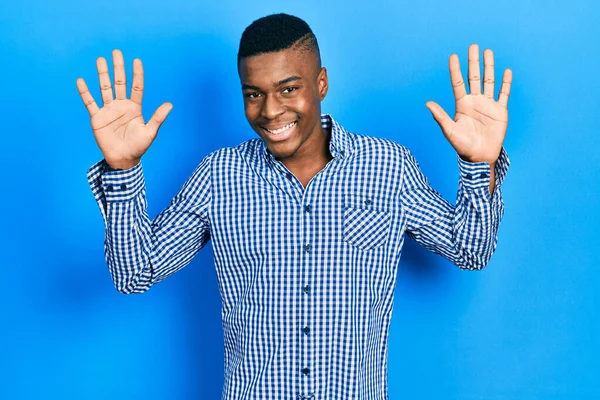 Jovem Afro Americano Vestindo Roupas Casuais Mostrando Apontando Para Cima — Fotografia de Stock