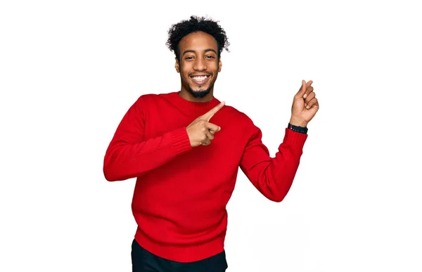 Junger Afrikanisch Amerikanischer Mann Mit Bart Lässigem Winterpullover Lächelt Und — Stockfoto