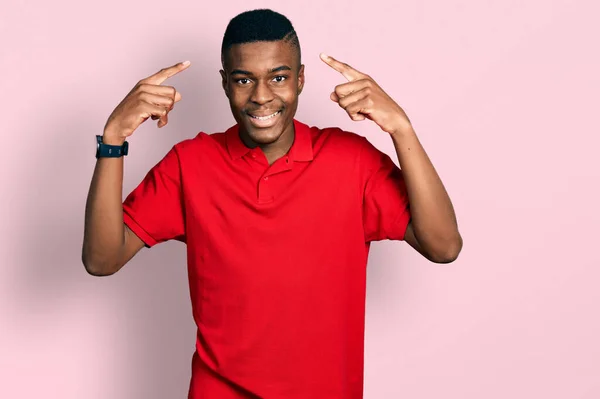 Jovem Afro Americano Vestindo Casual Camiseta Vermelha Sorrindo Apontando Para — Fotografia de Stock