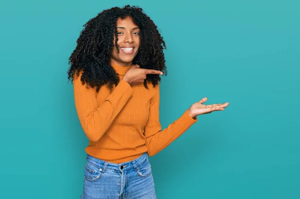 Junge Afrikanisch Amerikanische Mädchen Lässiger Kleidung Erstaunt Und Lächelt Die — Stockfoto